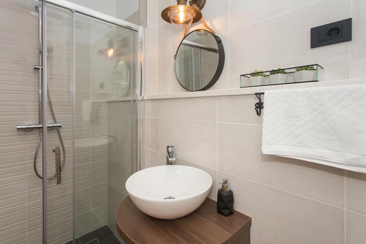 Amaizing Apartment Near Airport Kastel Stafilic Bagian luar foto