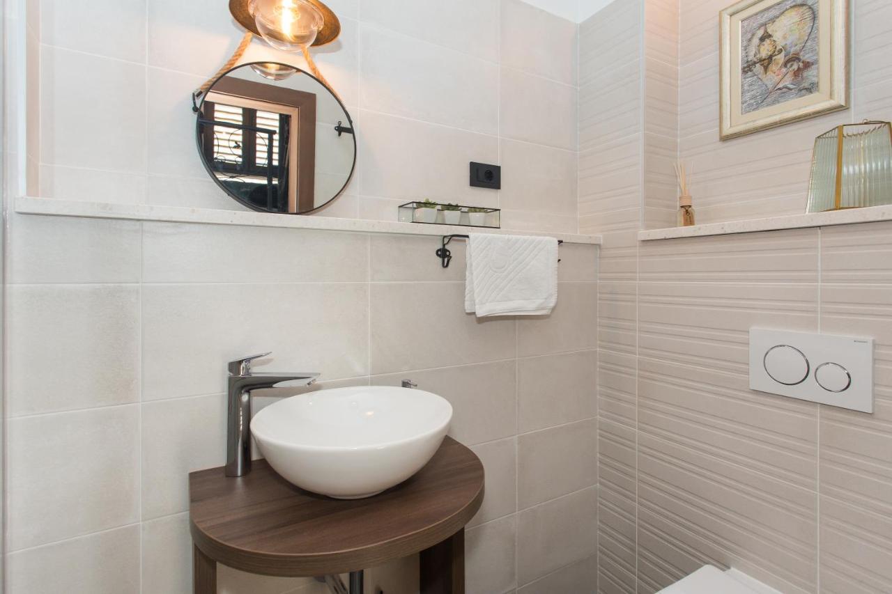 Amaizing Apartment Near Airport Kastel Stafilic Bagian luar foto